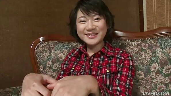 Busty MILF ਇੱਕ ਸਿੰਗ ਵਾਲੇ ਟੈਟੂ ਵਾਲੇ ਆਦਮੀ ਨੂੰ BJ ਦਿੰਦਾ ਹੈ