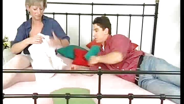 ਤੇਲਯੁਕਤ ਹੌਟੀ ਆਈਡਰਾ ਫੌਕਸ ਫਟੇ ਹੋਏ ਕੱਪੜਿਆਂ ਨਾਲ ਮੋਟਾ ਸੈਕਸ ਦਾ ਆਨੰਦ ਲੈਂਦੀ ਹੈ