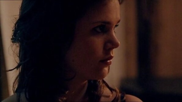 Kinky Kira hat eine interracial lesbische Session