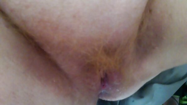 ਬਰੂਨੇਟ ਜੇਡ ਨੀਲ ਆਪਣੇ ਗਧੇ ਨੂੰ ਜੀਜਾ ਦੁਆਰਾ ਹਲ ਕਰਵਾਉਂਦੀ ਹੈ