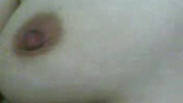 ਇੱਕ ਏਸ਼ੀਅਨ ਅਤੇ ਇੱਕ ਲੈਟਿਨਾ ਇੱਕ ਵੱਡੇ ਚਿੱਟੇ ਕੁੱਕੜ ਵਿੱਚ ਘੁੰਮਦੇ ਹਨ