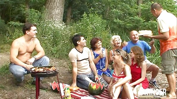 ਮਨਮੋਹਕ ਮੇਗਨ ਆਪਣੀਆਂ ਲੰਬੀਆਂ ਲੱਤਾਂ ਨਾਲ ਆਪਣੇ ਬੌਸ ਨੂੰ ਭਰਮਾਉਂਦੀ ਹੈ