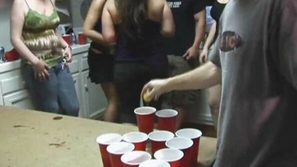 ਜੈਨੀ ਗਲੈਮ ਇੱਕ ਟੈਟੂ ਵਾਲੇ ਸਾਥੀ ਨੂੰ ਬਲੌਜਬ ਦਿੰਦੀ ਹੈ