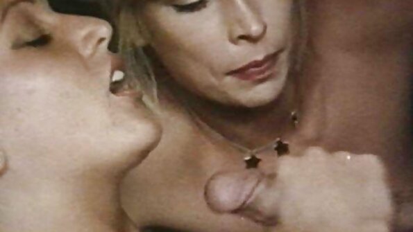 Nuttiges brünettes Teen wird vom Weihnachtsmann gebohrt