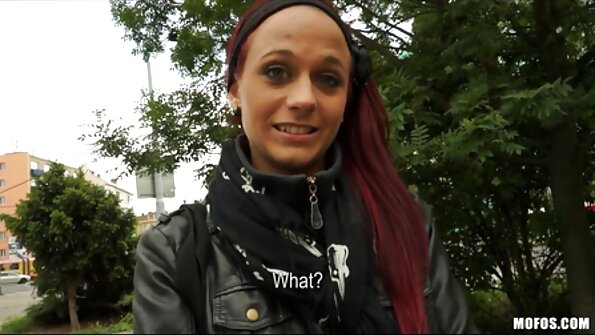 Kinky Karlie Brooks nimmt Papas Schwanz neben ihrer Mutter