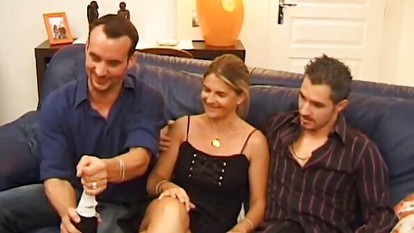 Geile Puma Julia De Lucia lutscht den Schwanz des Fahrers