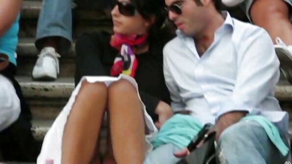 Die hübsche MILF Linda Murray genießt zwei große Schwänze