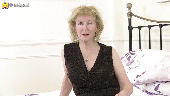 ਪਿਆਸੇ ਸਪੈਨਿਸ਼ MILF ਨਾਲ ਸਾਰਾ ਪਰਿਵਾਰ ਤਿੱਕੜੀ