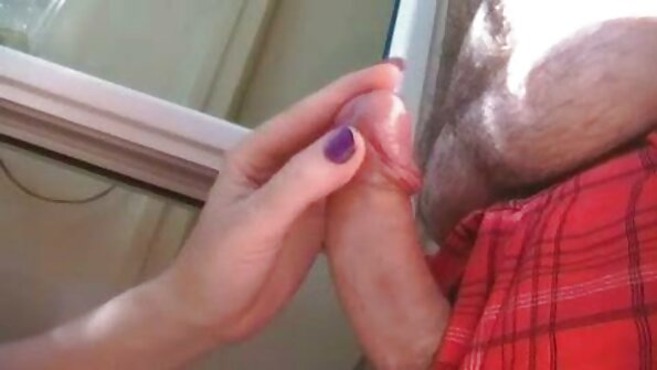 ਦੋ ਯੂਰੋ ਔਰਤਾਂ ਉਸਦੇ ਸਖਤ ਚਿੱਟੇ ਪੇਕਰ ਨੂੰ ਸਾਂਝਾ ਕਰ ਰਹੀਆਂ ਹਨ